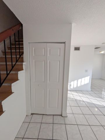 5702 NW 22nd Court 28-b, Lauderhill, FL 33313