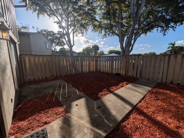 5702 NW 22nd Court 28-b, Lauderhill, FL 33313