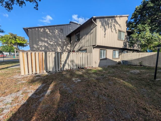 5702 NW 22nd Court 28-b, Lauderhill, FL 33313