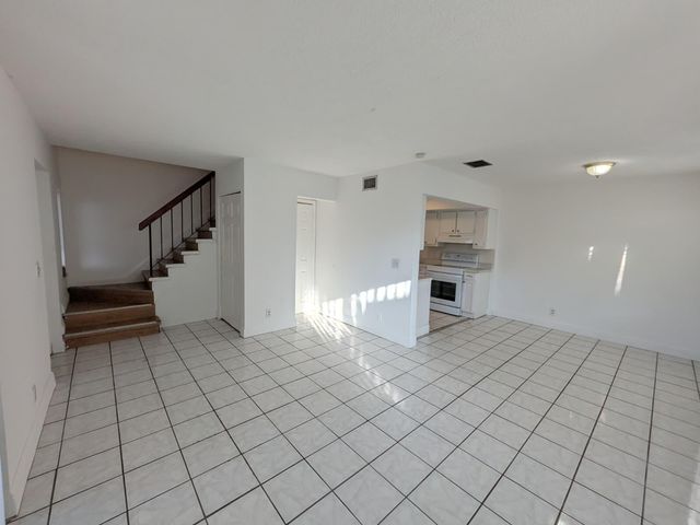 5702 NW 22nd Court 28-b, Lauderhill, FL 33313