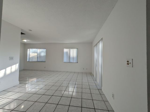 5702 NW 22nd Court 28-b, Lauderhill, FL 33313