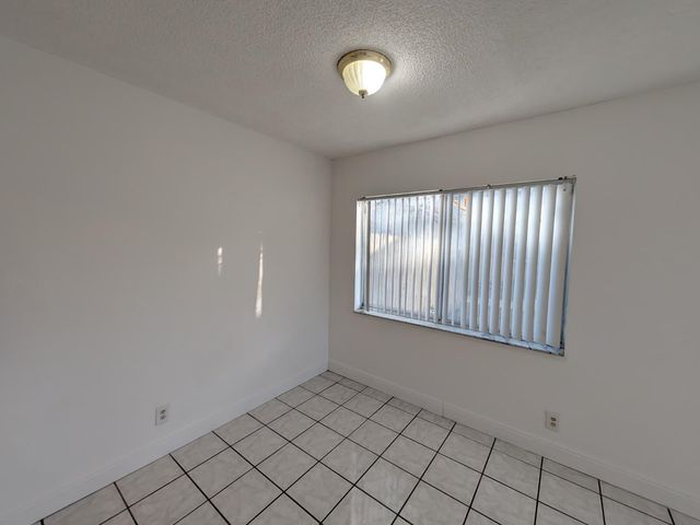 5702 NW 22nd Court 28-b, Lauderhill, FL 33313