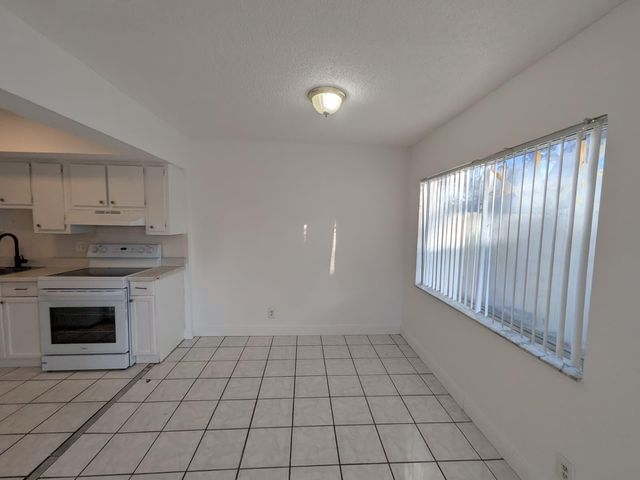 5702 NW 22nd Court 28-b, Lauderhill, FL 33313