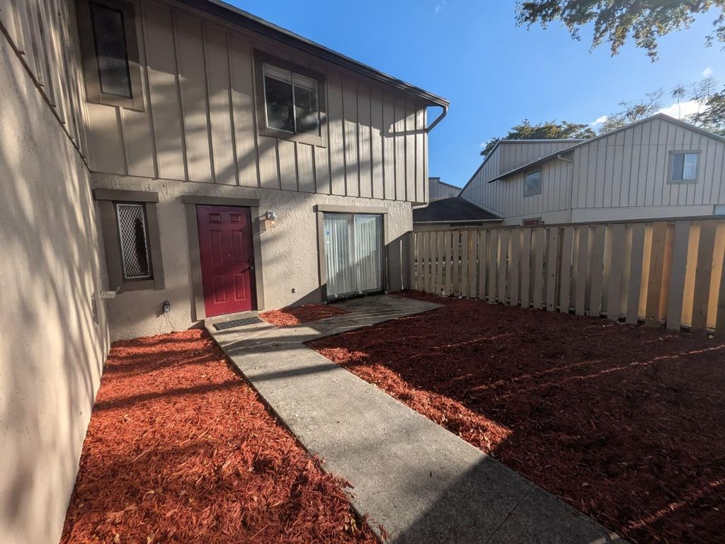 5702 NW 22nd Court 28-b, Lauderhill, FL 33313