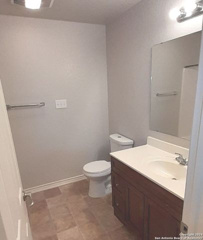 112 Lone Oak Dr Apt 204D, Floresville, TX 78114