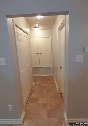 112 Lone Oak Dr Apt 204D, Floresville, TX 78114