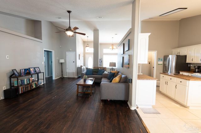 5565 Whispering Woods Dr, Pace, FL 32571