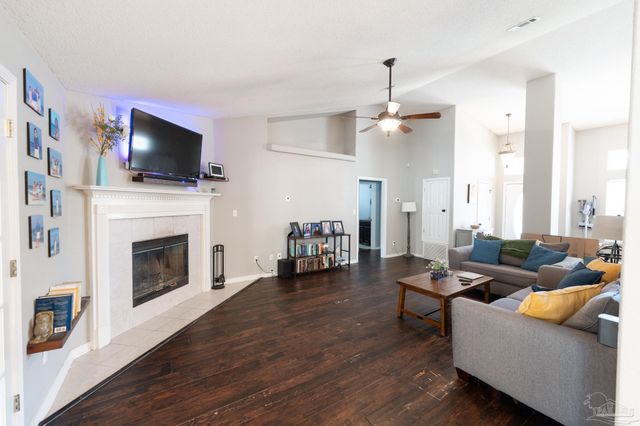 5565 Whispering Woods Dr, Pace, FL 32571