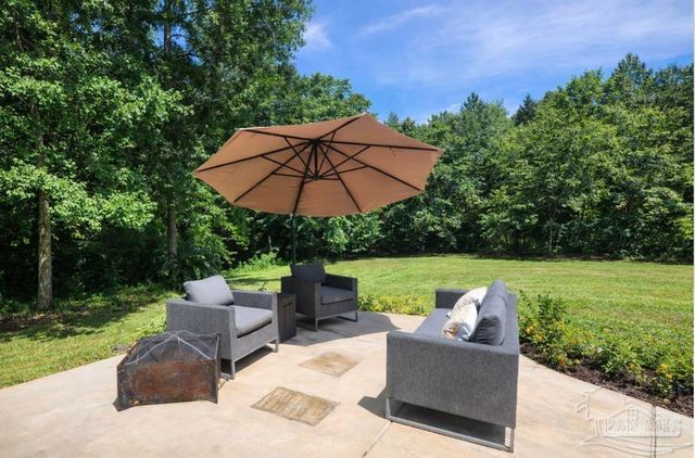 5565 Whispering Woods Dr, Pace, FL 32571