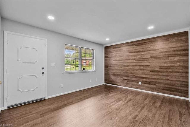 5005 Farmoor Circle, Winston-salem, NC 27105