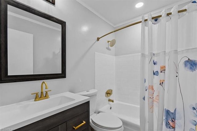 5005 Farmoor Circle, Winston-salem, NC 27105