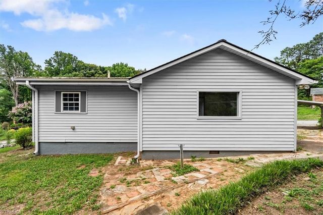 5005 Farmoor Circle, Winston-salem, NC 27105