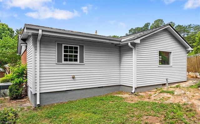 5005 Farmoor Circle, Winston-salem, NC 27105