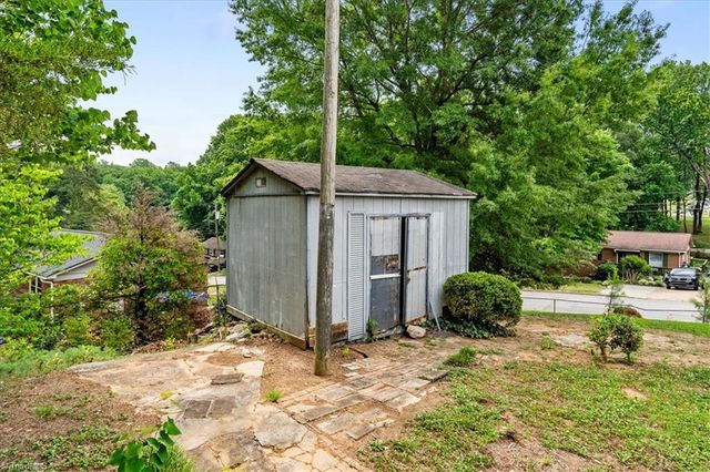 5005 Farmoor Circle, Winston-salem, NC 27105