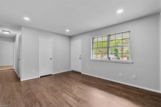5005 Farmoor Circle, Winston-salem, NC 27105
