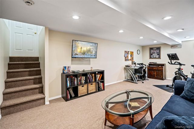 5 Martin Lane, Old Bethpage, NY 11804