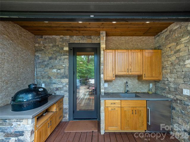 64 Bee Tree Way, Lake Toxaway, NC 28747