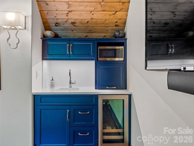 64 Bee Tree Way, Lake Toxaway, NC 28747