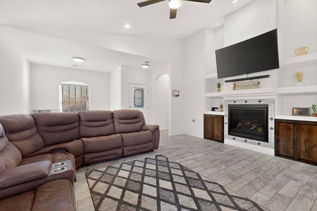 890 Fire Wheel Loop, Los Lunas, NM 87031