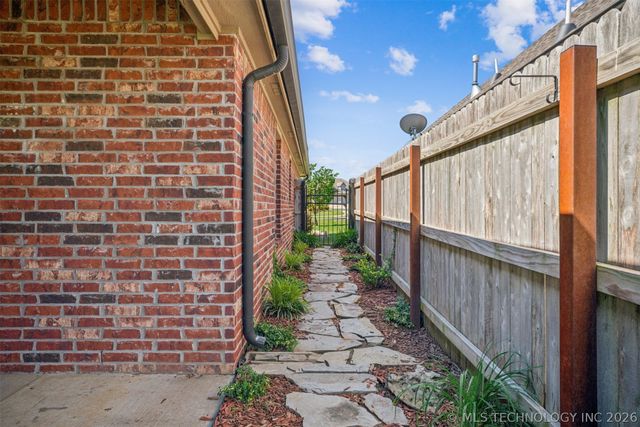 1006 W Missouri Avenue, Claremore, OK 74019