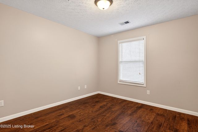 5601 Red Crested Way, Louisville, KY 40218