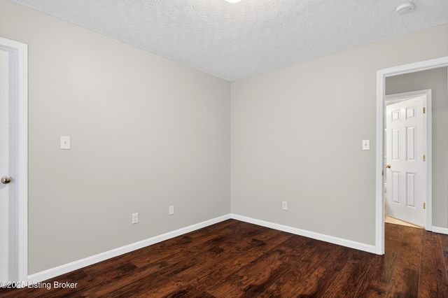 5601 Red Crested Way, Louisville, KY 40218