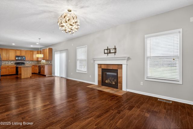 5601 Red Crested Way, Louisville, KY 40218