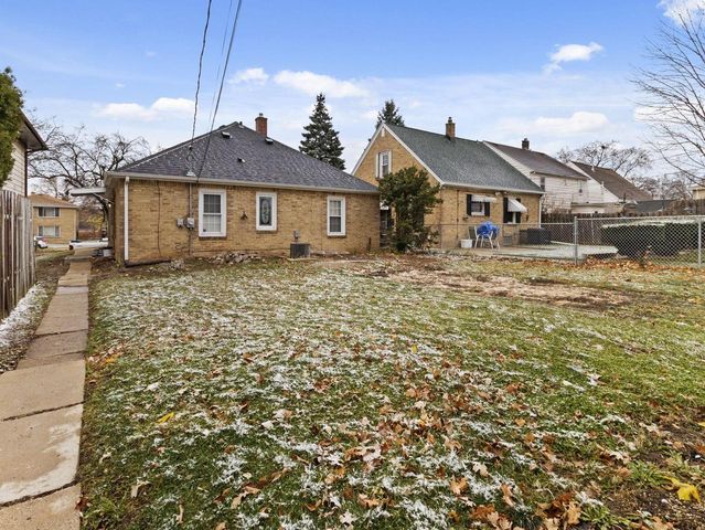 7018 W Hampton AVENUE, Milwaukee, WI 53218