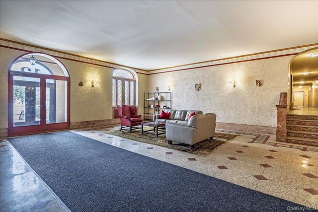 12 Hamilton Place B6, Garden City, NY 11530