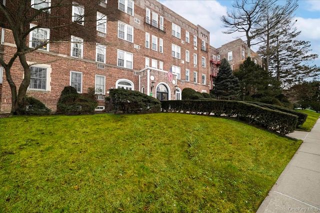 12 Hamilton Place B6, Garden City, NY 11530