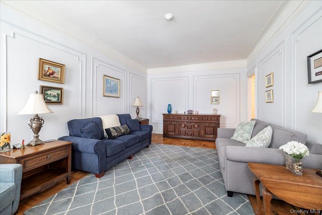 12 Hamilton Place B6, Garden City, NY 11530