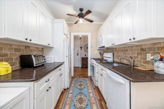 12 Hamilton Place B6, Garden City, NY 11530