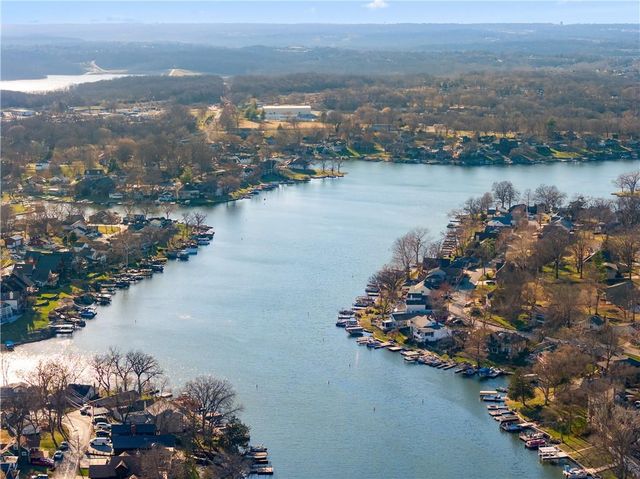 27 Beach Drive, Lake Tapawingo, MO 64015