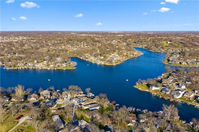 27 Beach Drive, Lake Tapawingo, MO 64015