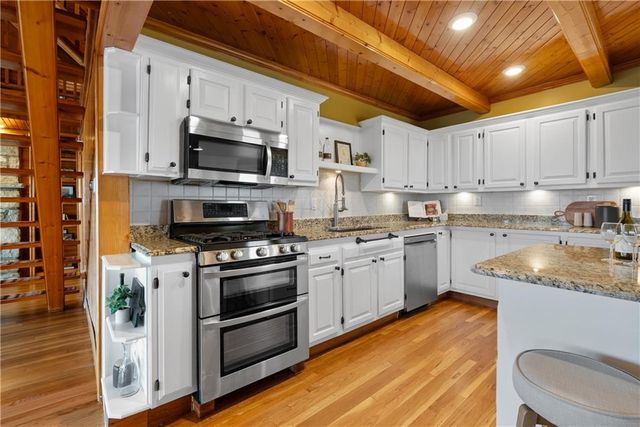 27 Beach Drive, Lake Tapawingo, MO 64015
