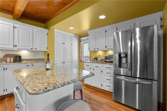 27 Beach Drive, Lake Tapawingo, MO 64015