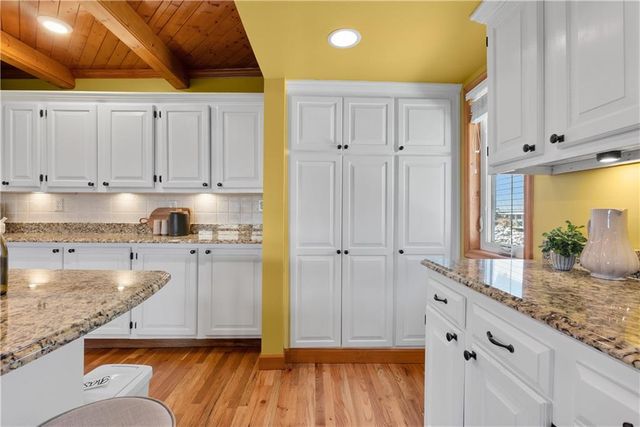 27 Beach Drive, Lake Tapawingo, MO 64015