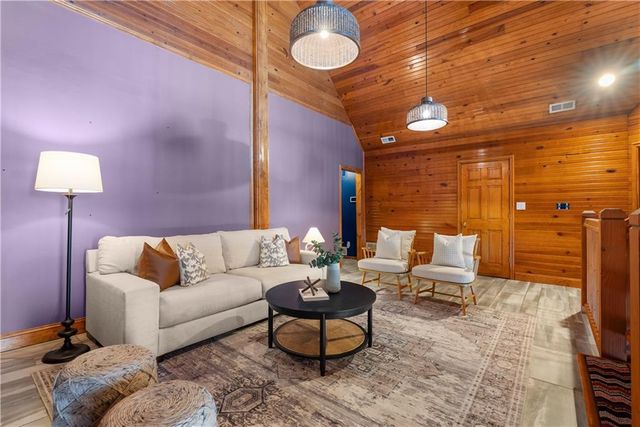27 Beach Drive, Lake Tapawingo, MO 64015