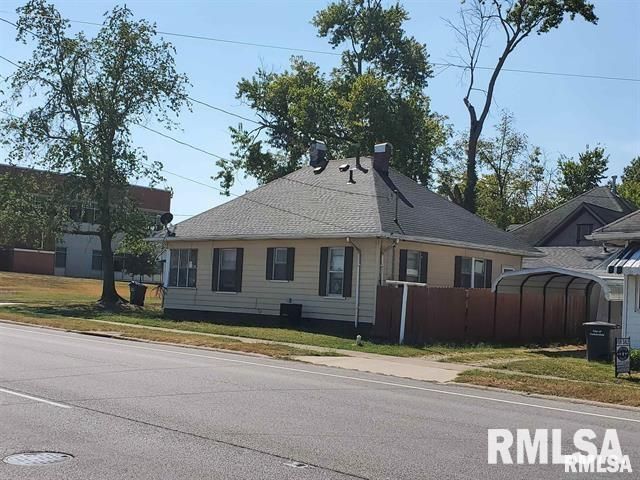 300 W PECAN Street, Carbondale, IL 62901