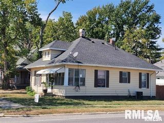 300 W PECAN Street, Carbondale, IL 62901
