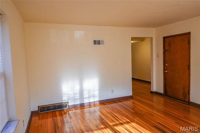 6957 Chippewa Street, St Louis, MO 63109