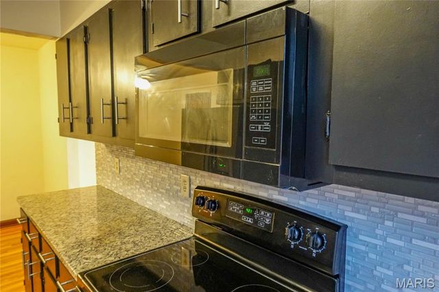 6957 Chippewa Street, St Louis, MO 63109