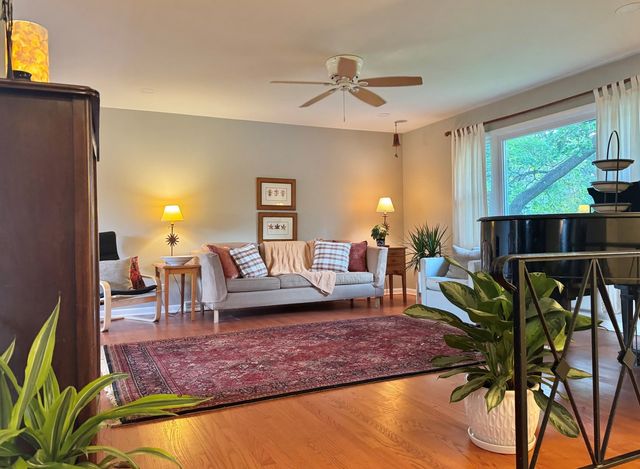 1205 E Ironwood Drive, Mount Prospect, IL 60056