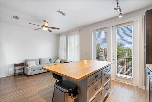 1900 Barton Springs RD 4002, Austin, TX 78704