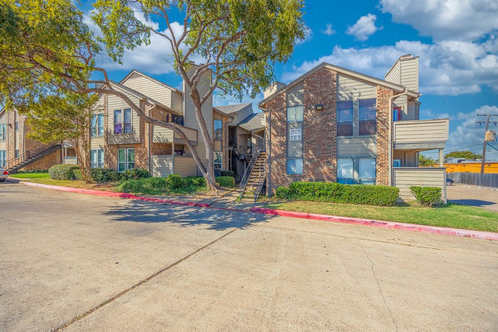 1608 Pecan Chase Circle 42, Arlington, TX 76012