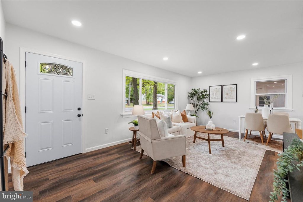 Image 12 of property listing at 1511 LONG POINT RD, Pasadena, MD 21122