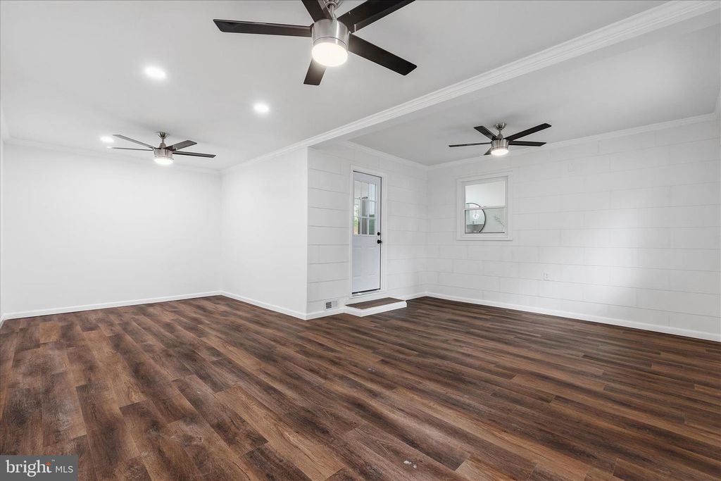 Image 16 of property listing at 1511 LONG POINT RD, Pasadena, MD 21122