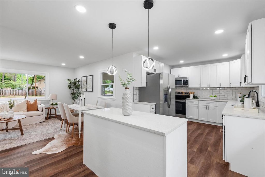 Image 2 of property listing at 1511 LONG POINT RD, Pasadena, MD 21122