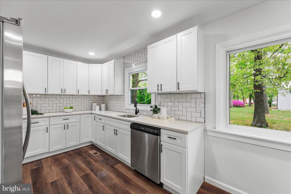 Image 9 of property listing at 1511 LONG POINT RD, Pasadena, MD 21122