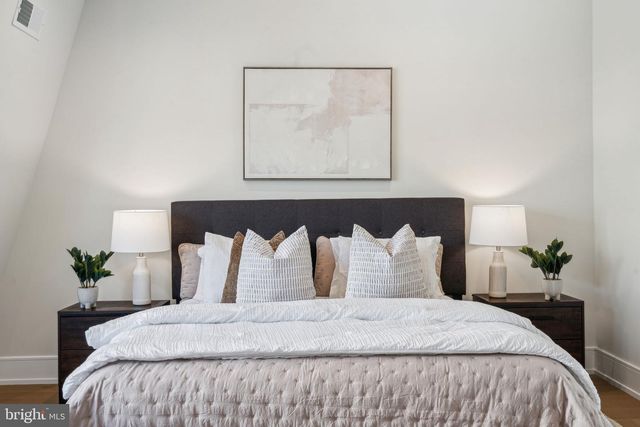 2006 RENAISSANCE WALK, Philadelphia, PA 19145